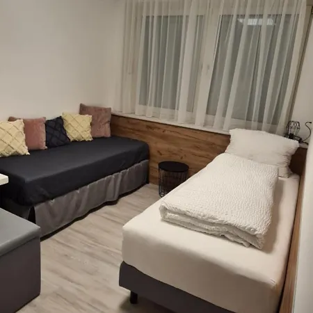 Laura * יודנבורג